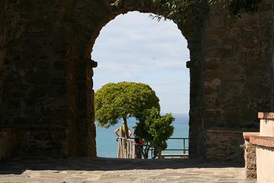 Toscana - Blick durch ein Tor - historische Mauer. 