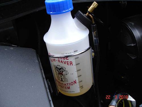 Flash-Lube Flasche im Motorraum. 