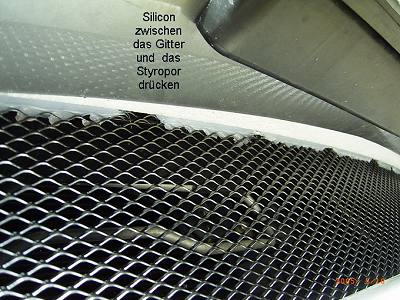 Silicon zwischen das Gitter und das Styropor drücken. 