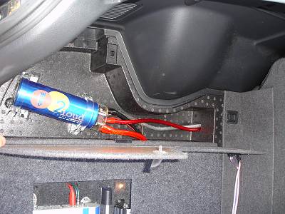Das Kabel von der Batterie für den Kondensator im Kofferraum. 