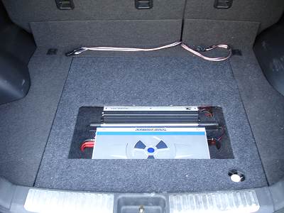 Plexiglasscheibe im Kofferraumboden, darunter die Verstärker. 