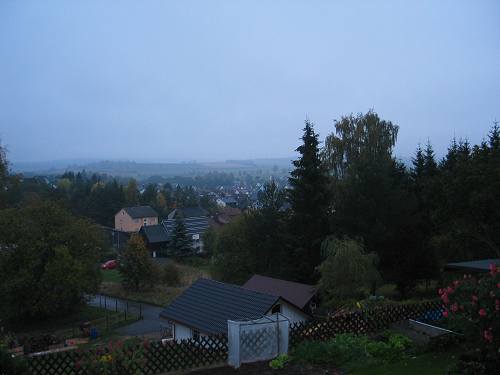 Samstag 10.10.2009, kurz vor 08:00 in Tröstau - man könnte meinen es sieht feucht aus - und man könnte recht haben. 
